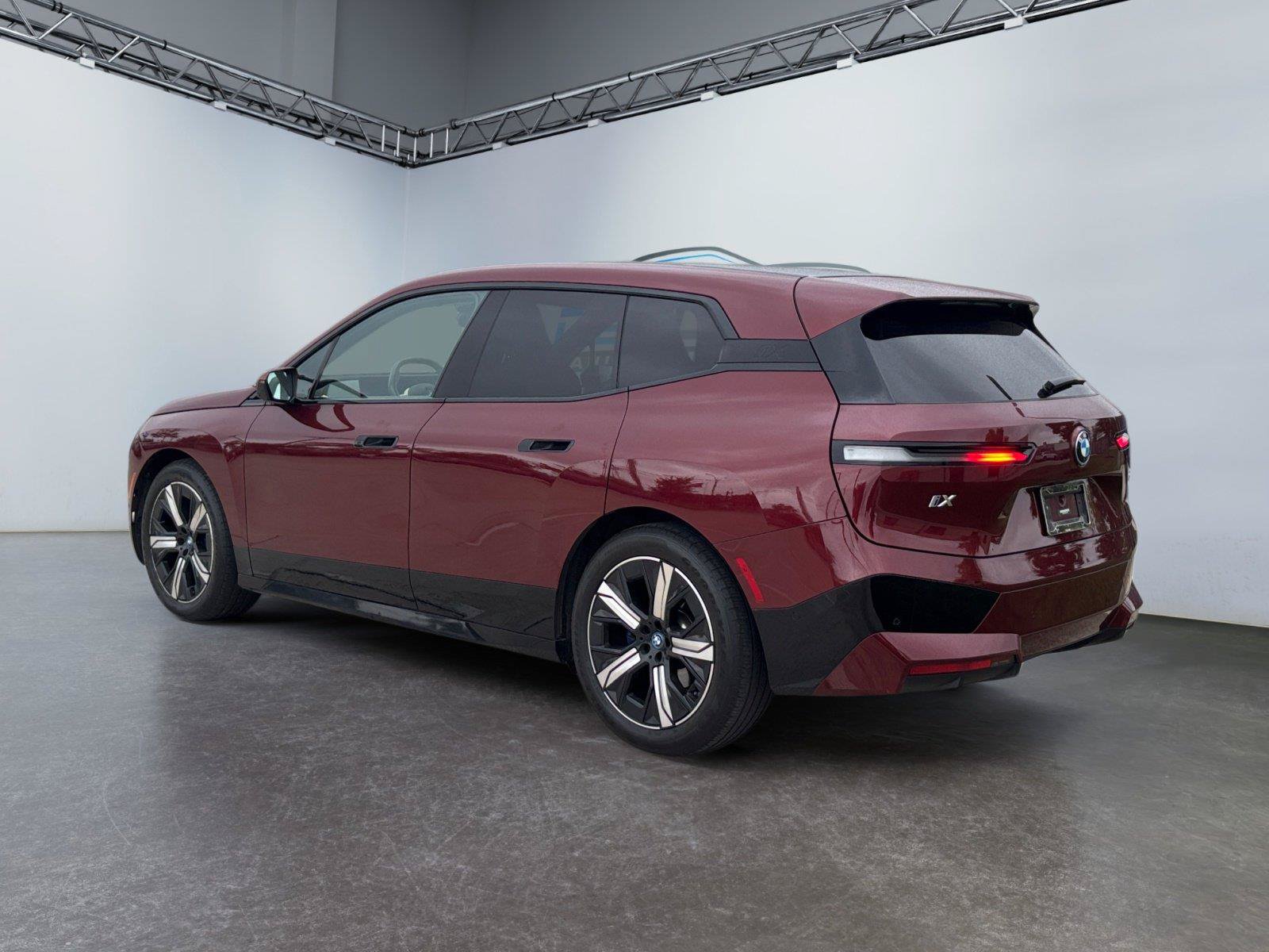 Used 2023 BMW iX xDrive50 w/ Premium Package AWD/4WD image 5