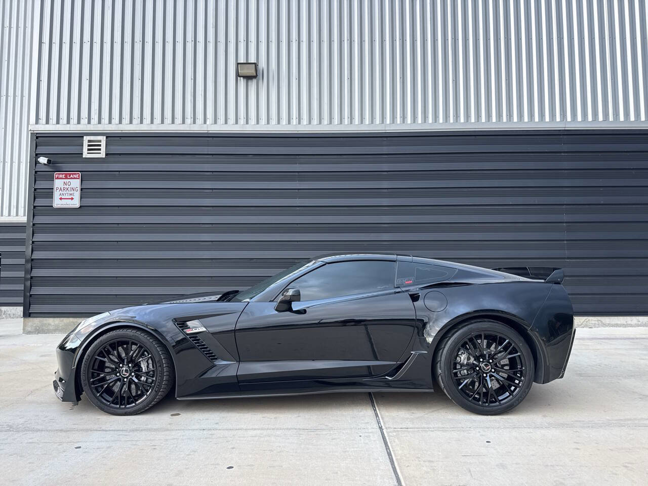 Used 2015 Chevrolet Corvette Z06 w/ 3LZ Preferred Equipment Group RWD image 2