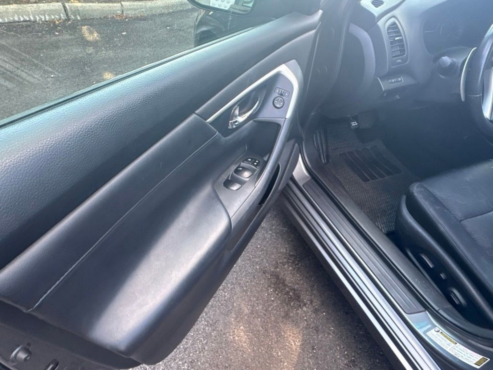 Used 2016 Nissan Altima 2.5 SR FWD image 9