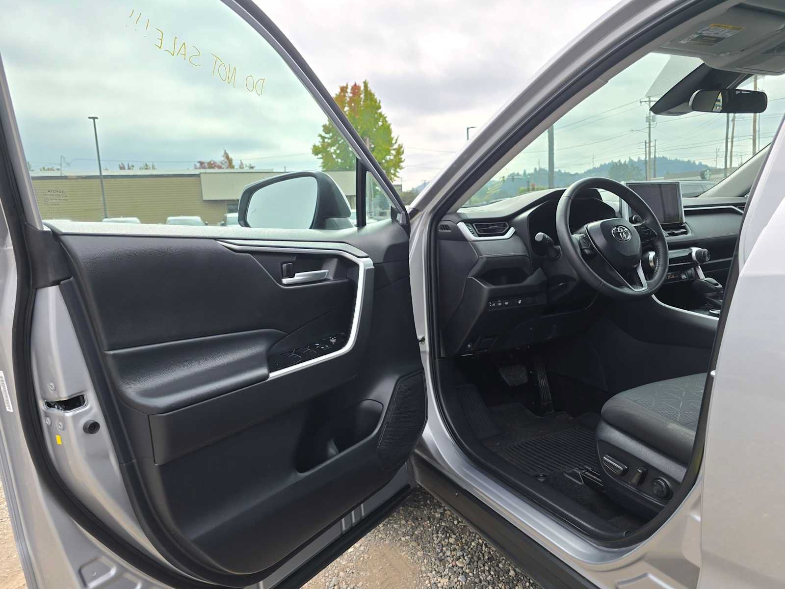 Used 2025 Toyota RAV4 XLE w/ Weather Package AWD/4WD image 19