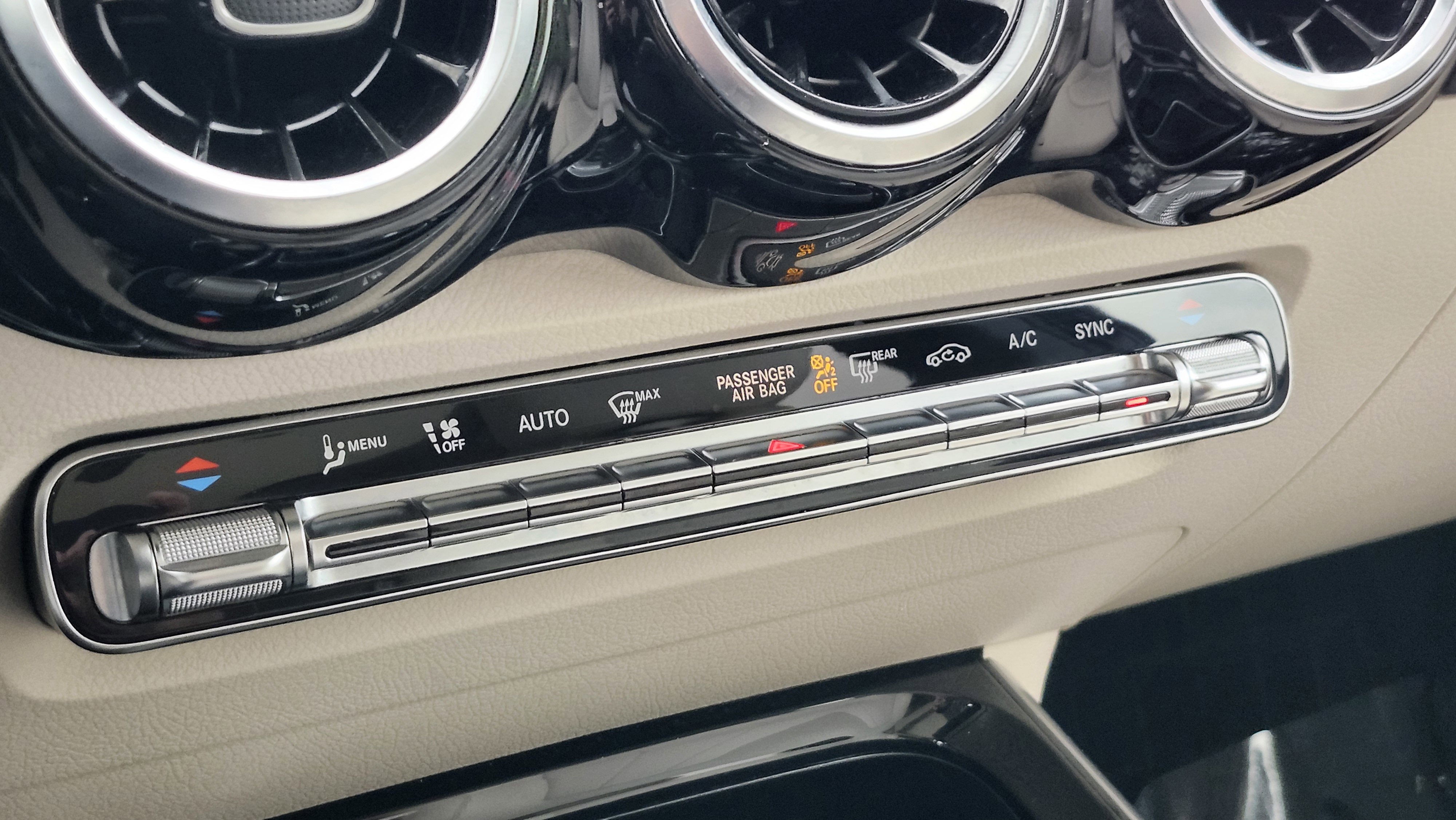 Used 2020 Mercedes-Benz GLB 250 w/ Premium Package image 28