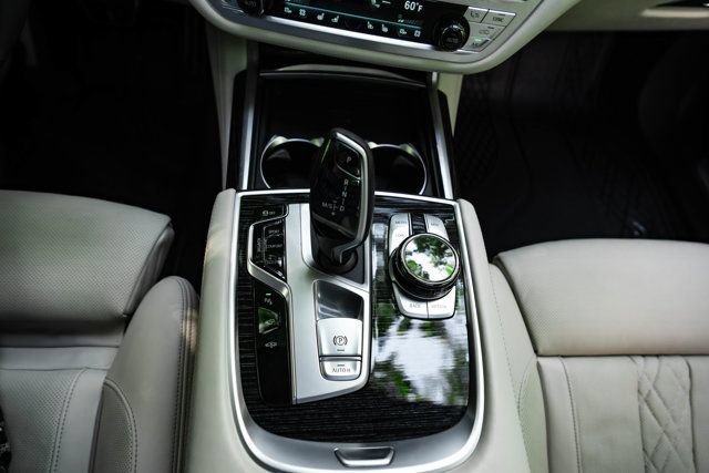 Used 2022 BMW 750i xDrive w/ Autobahn Package AWD/4WD image 40