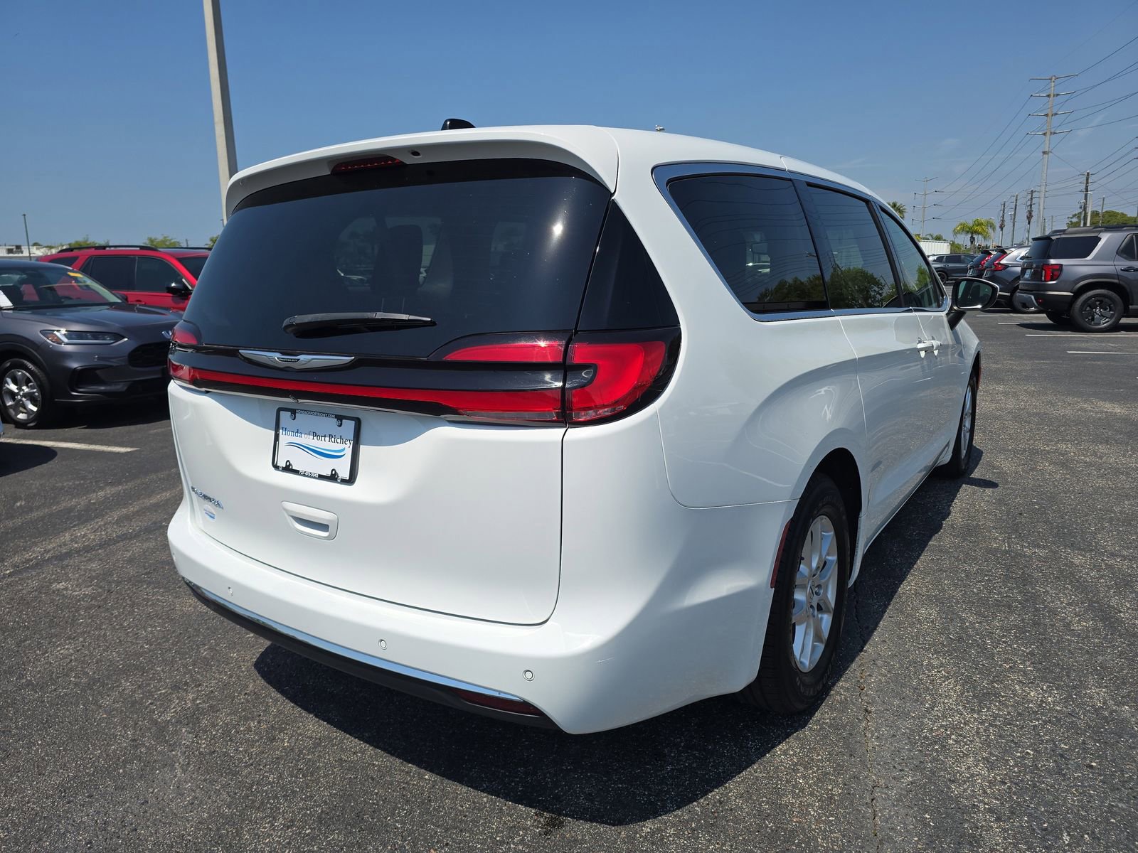 Used 2023 Chrysler Pacifica Touring-L image 4