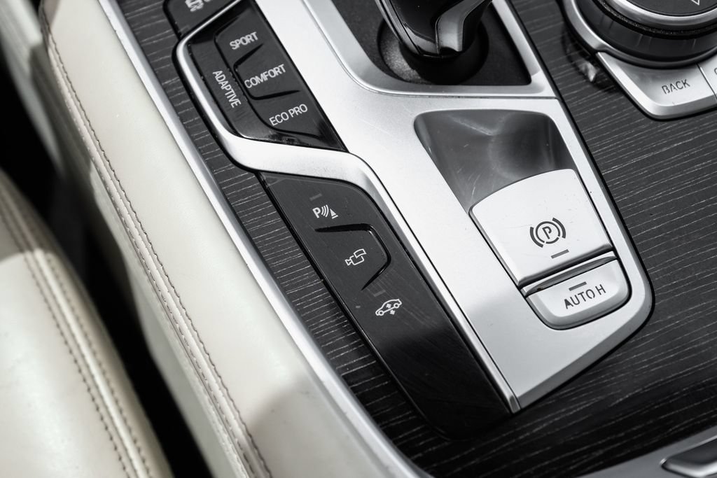 Used 2020 BMW 740i w/ Premium Package RWD image 32