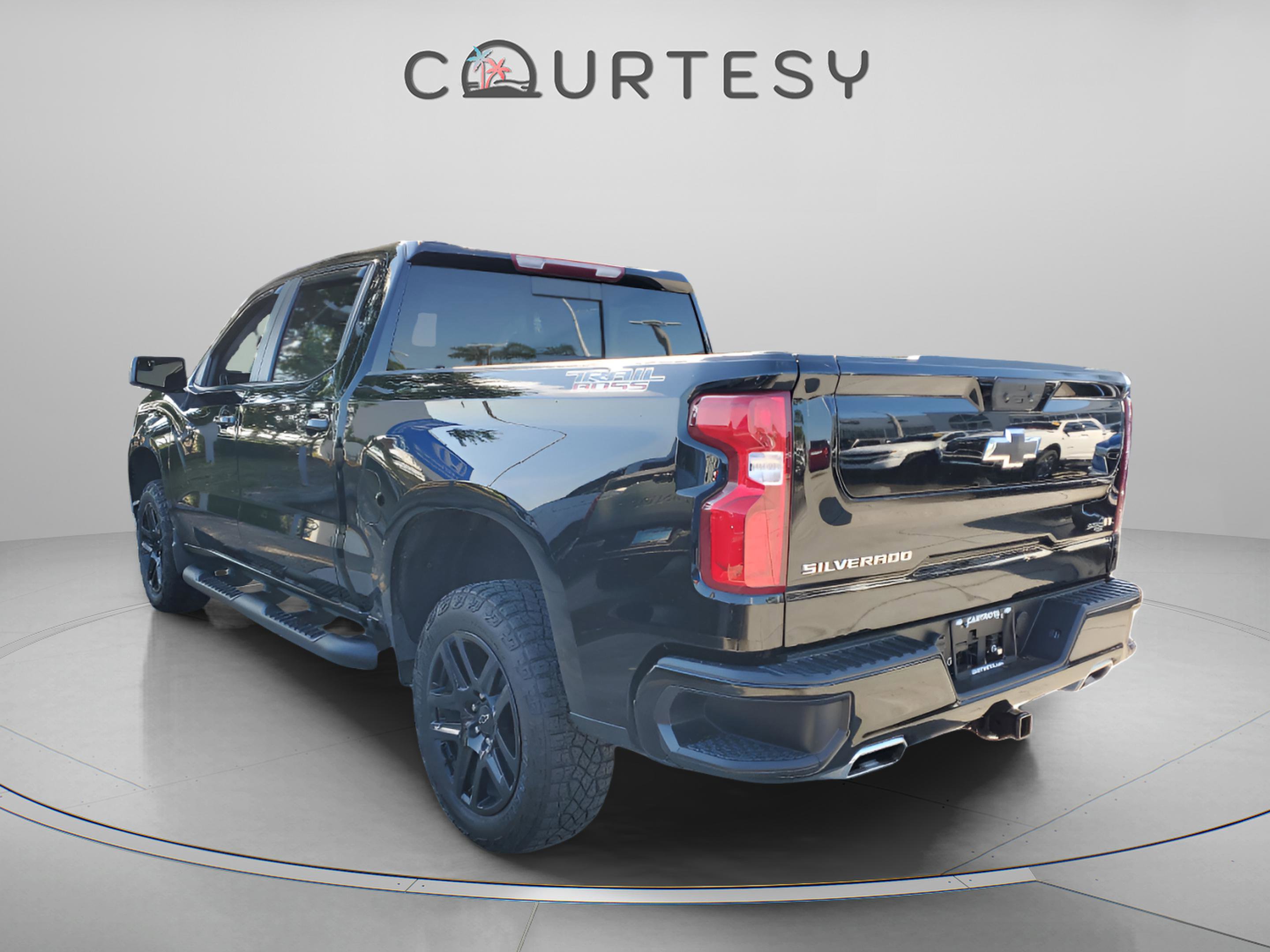 Used 2024 Chevrolet Silverado 1500 LT Trail Boss w/ Convenience Package II image 2
