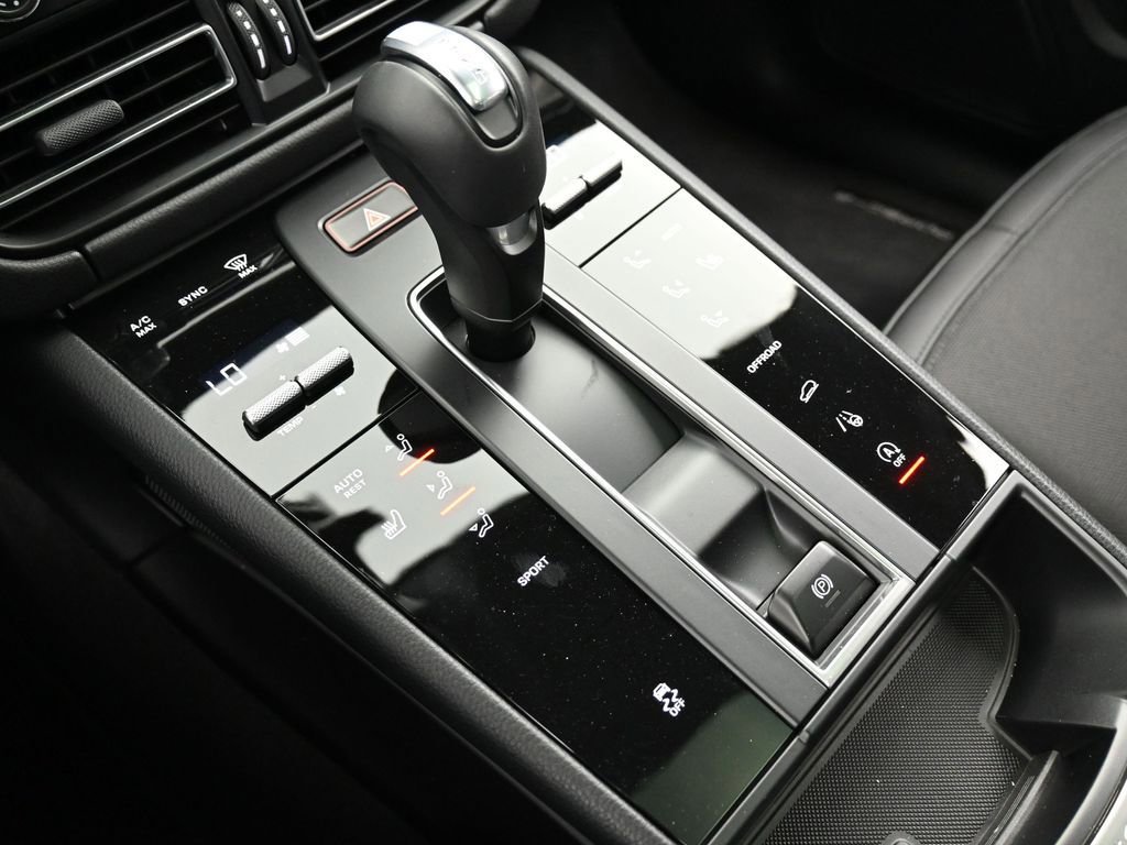 Certified 2025 Porsche Macan image 21
