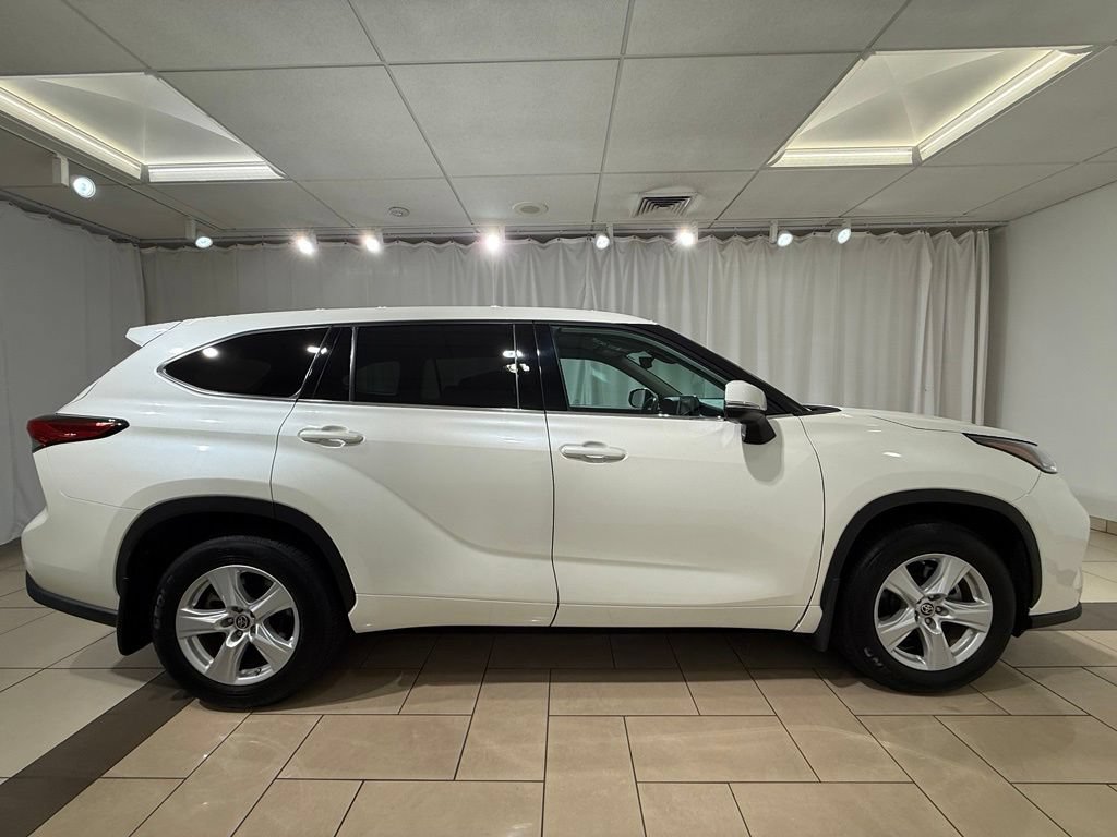 Used 2021 Toyota Highlander LE AWD/4WD image 6