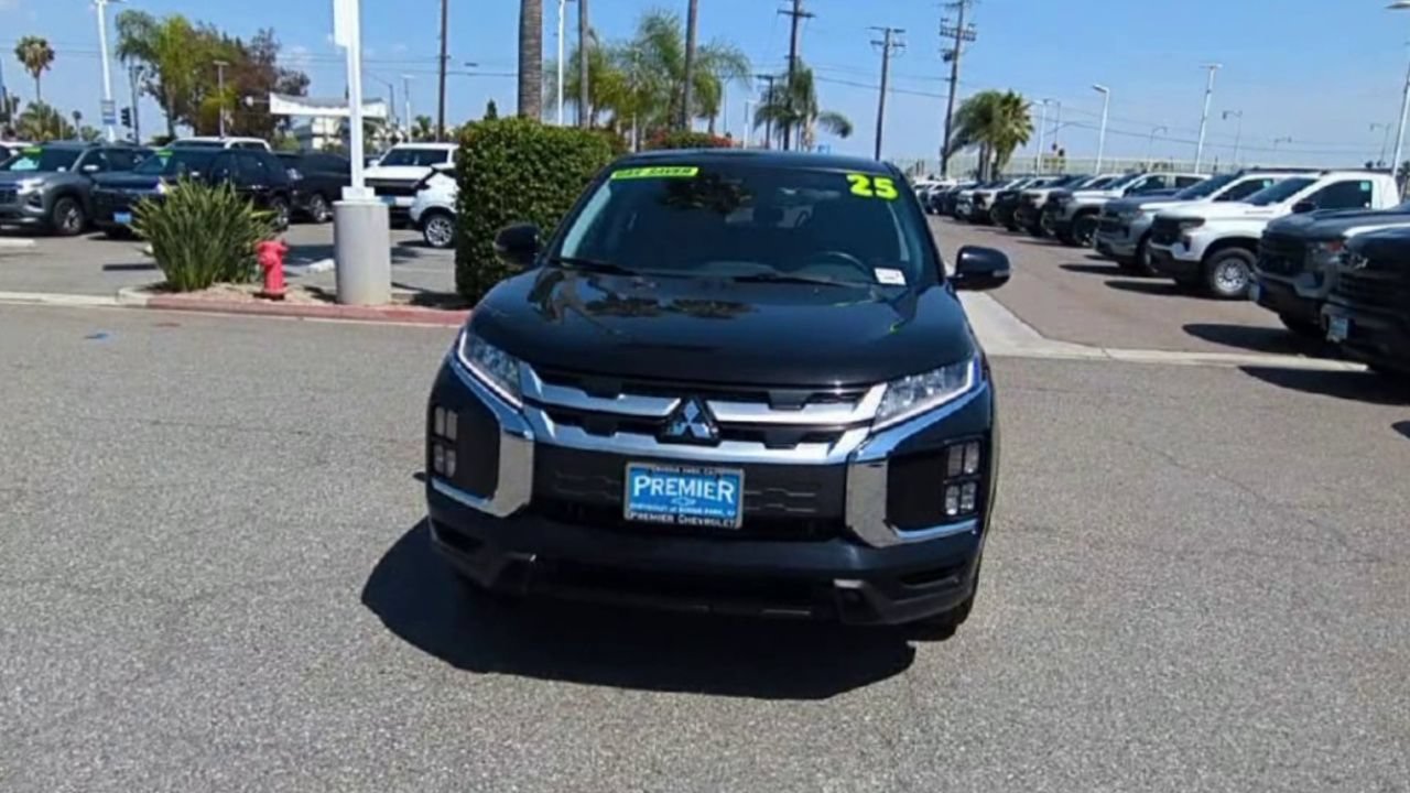 Used 2025 Mitsubishi Outlander Sport SE AWD/4WD image 3