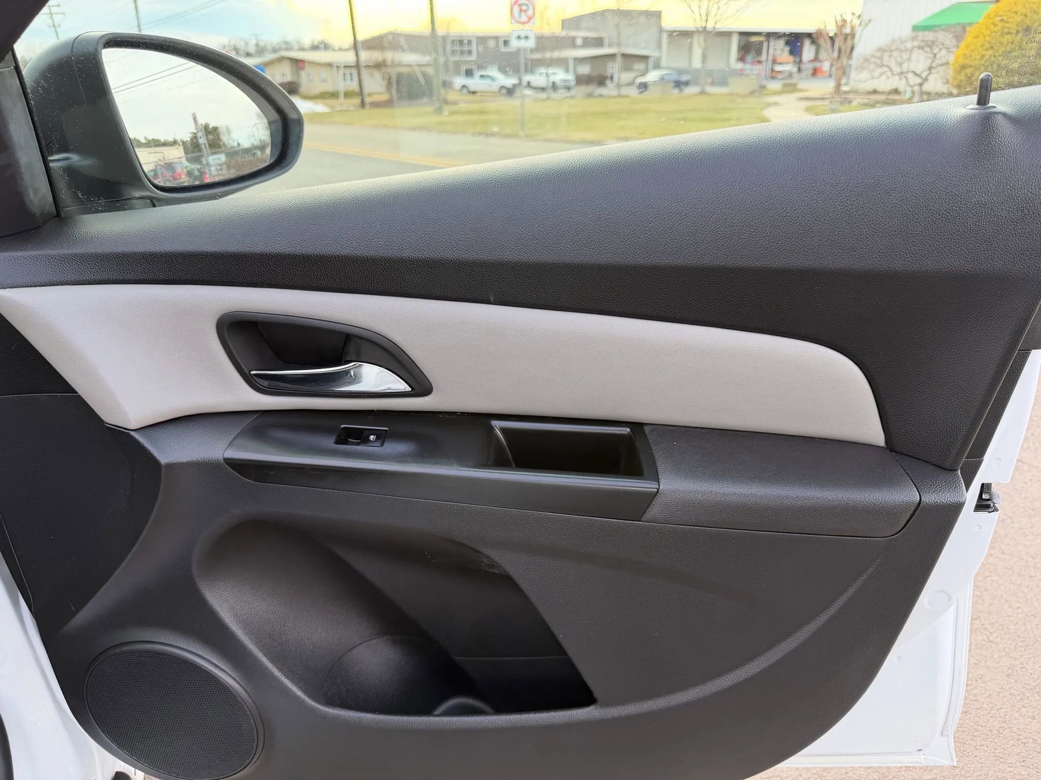 Used 2013 Chevrolet Cruze LS image 26