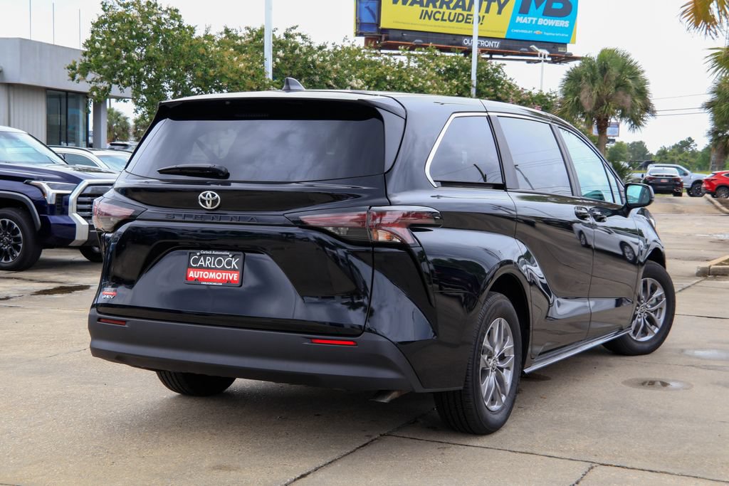 Used 2026 Toyota Sienna LE FWD image 3