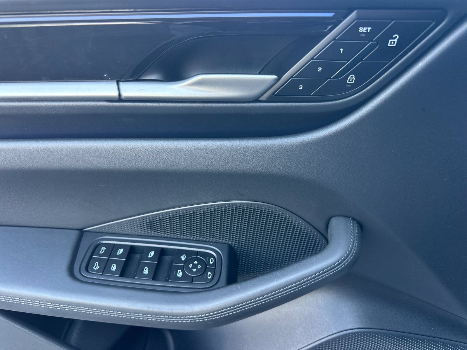 Certified 2025 Porsche Macan Electric RWD image 13