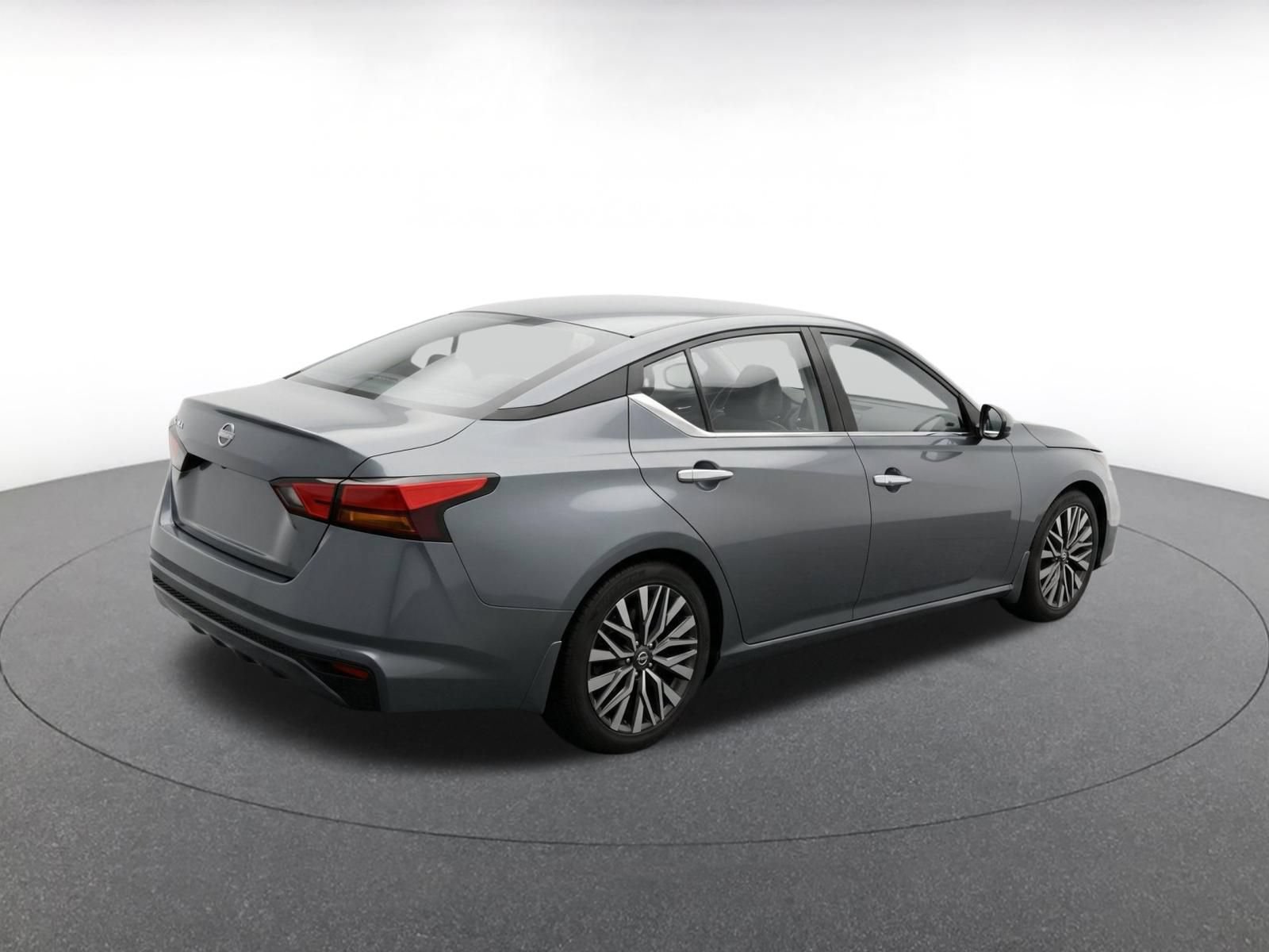 Used 2025 Nissan Altima 2.5 SV FWD image 11