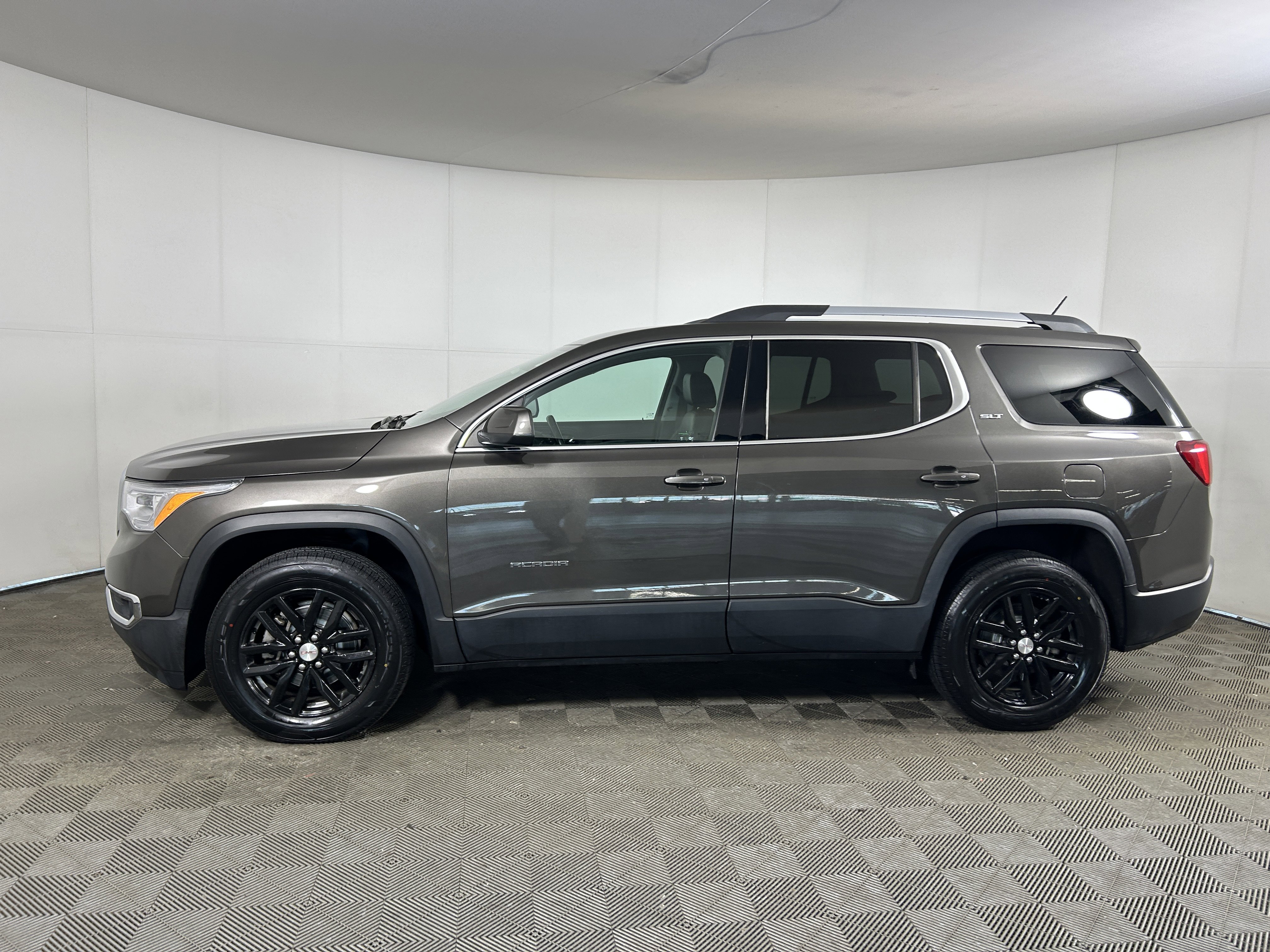 Used 2019 GMC Acadia SLT image 2