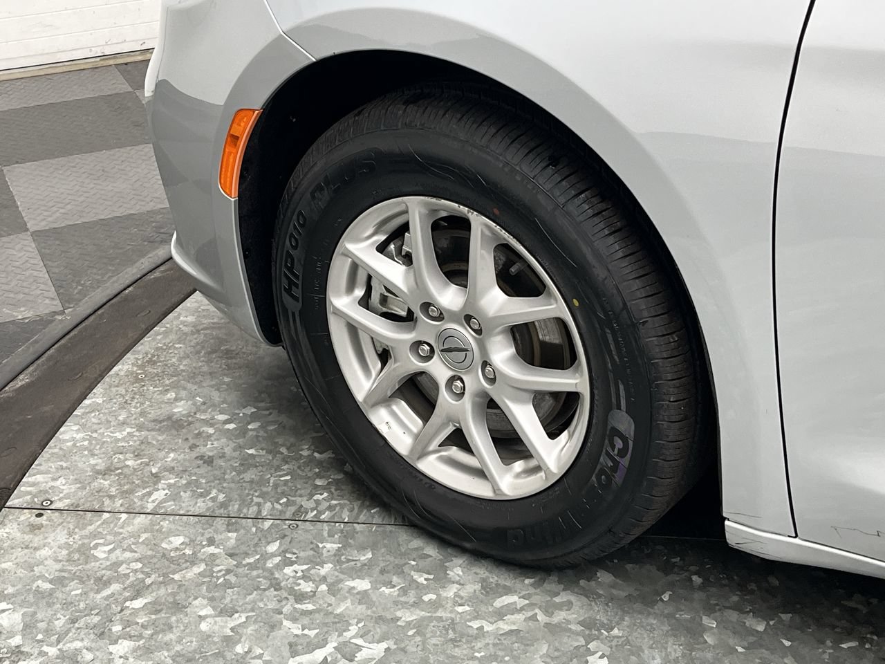 Used 2024 Chrysler Pacifica Touring-L FWD image 31
