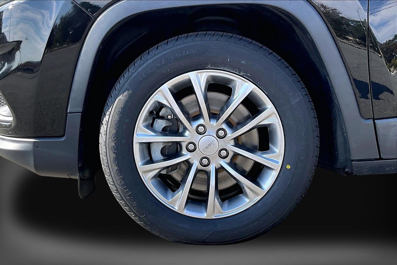 Certified 2021 Jeep Cherokee Latitude Lux w/ Comfort/Convenience Group FWD image 32