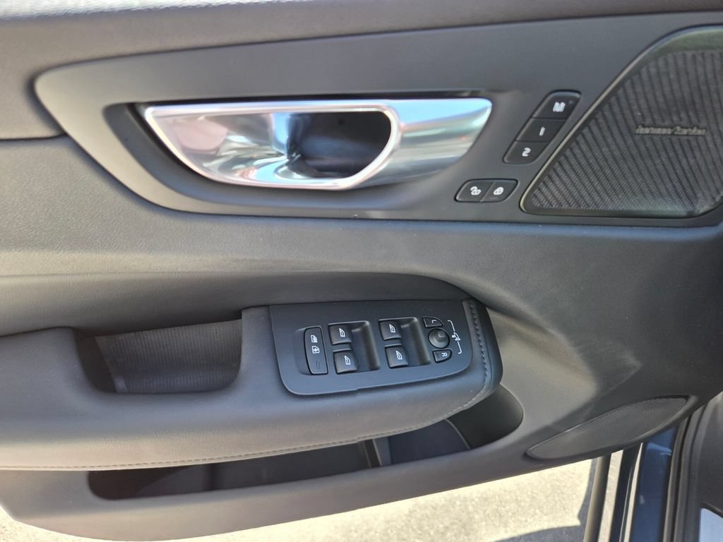 Used 2023 Volvo XC60 B5 Plus AWD/4WD image 23