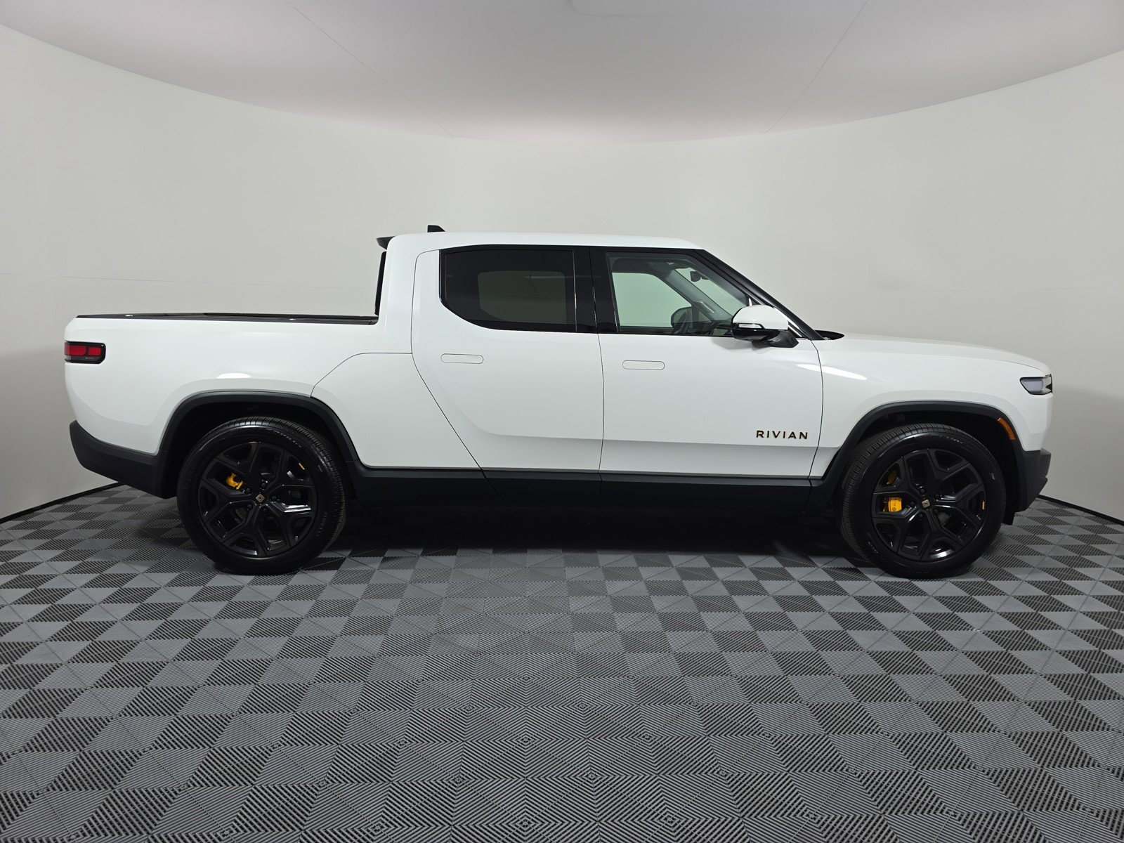 Used 2025 Rivian R1T Premium AWD/4WD image 6