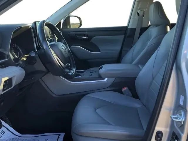 Used 2023 Toyota Highlander XLE image 9