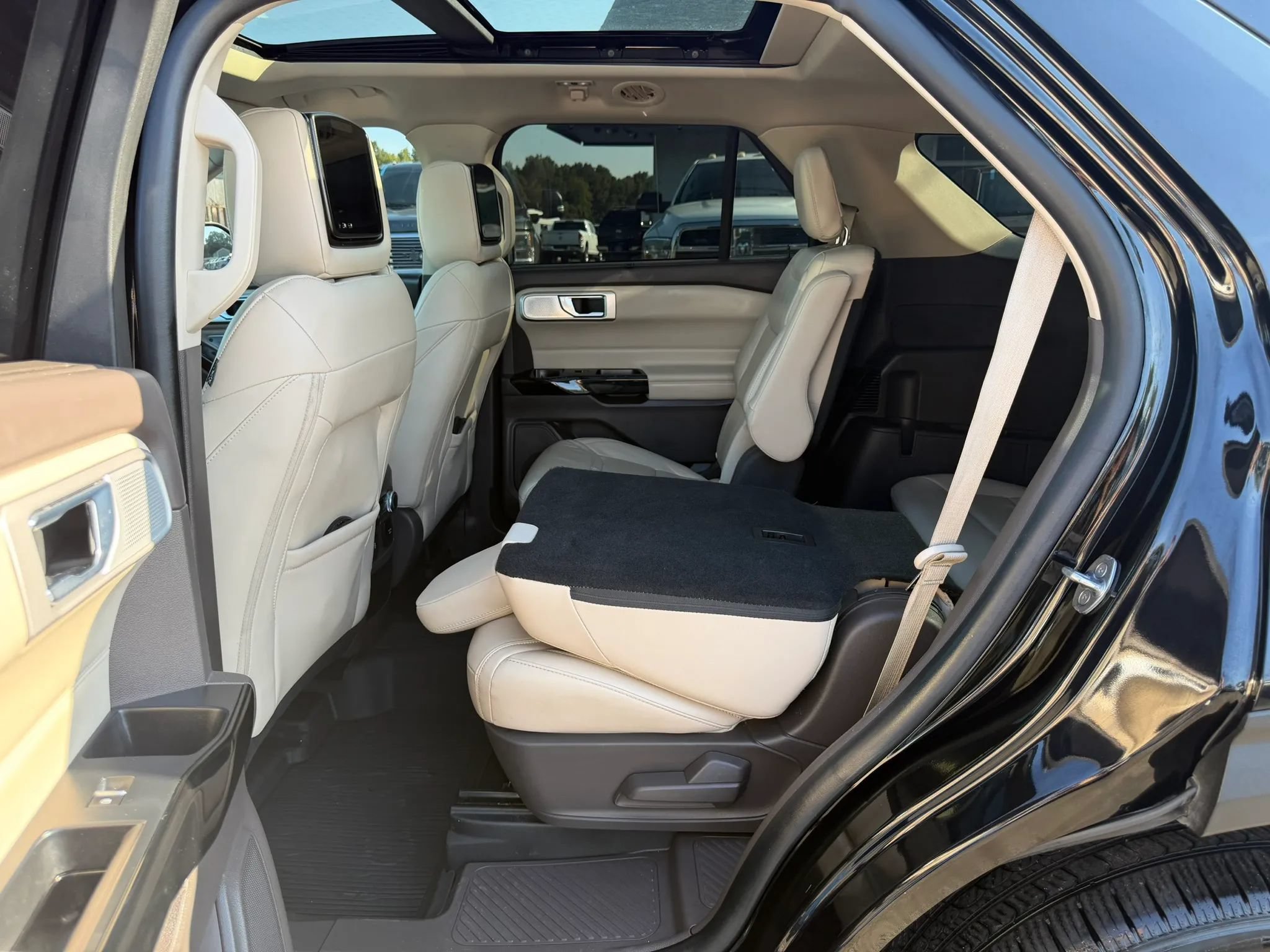 Used 2021 Ford Explorer Platinum w/ Equipment Group 601A AWD/4WD image 19