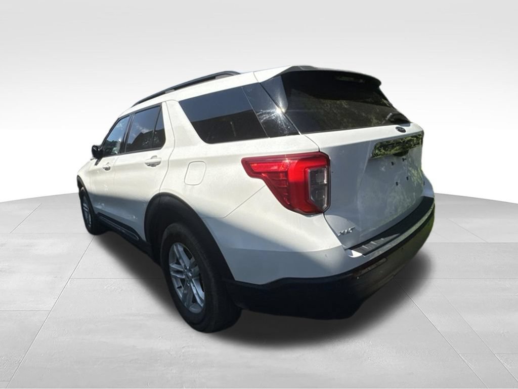 Used 2023 Ford Explorer XLT AWD/4WD image 3