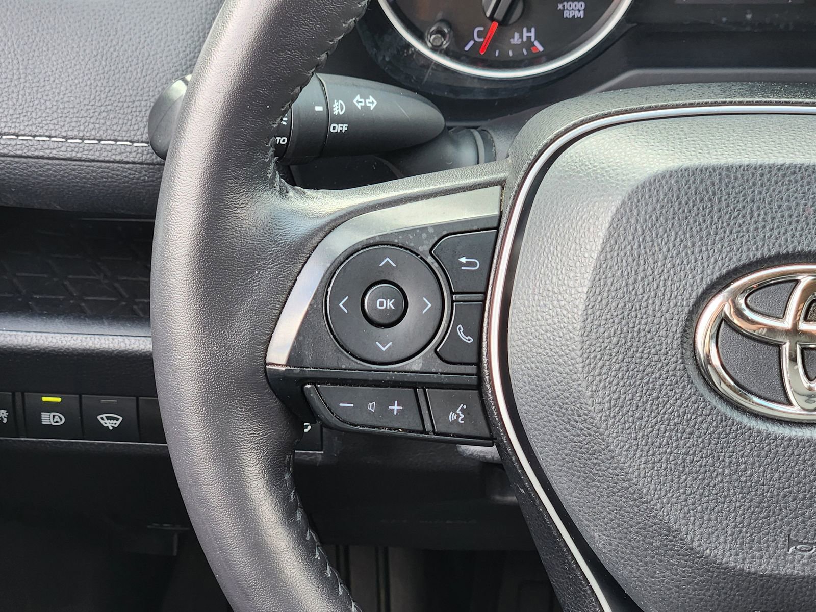 Used 2022 Toyota RAV4 XLE Premium image 33