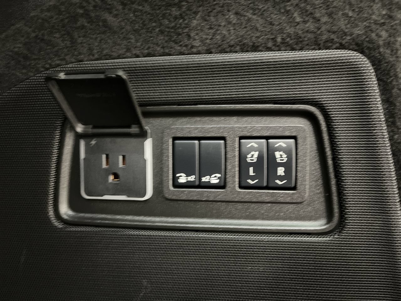 Certified 2025 Cadillac Escalade ESV Sport w/ Touring Package AWD/4WD image 37