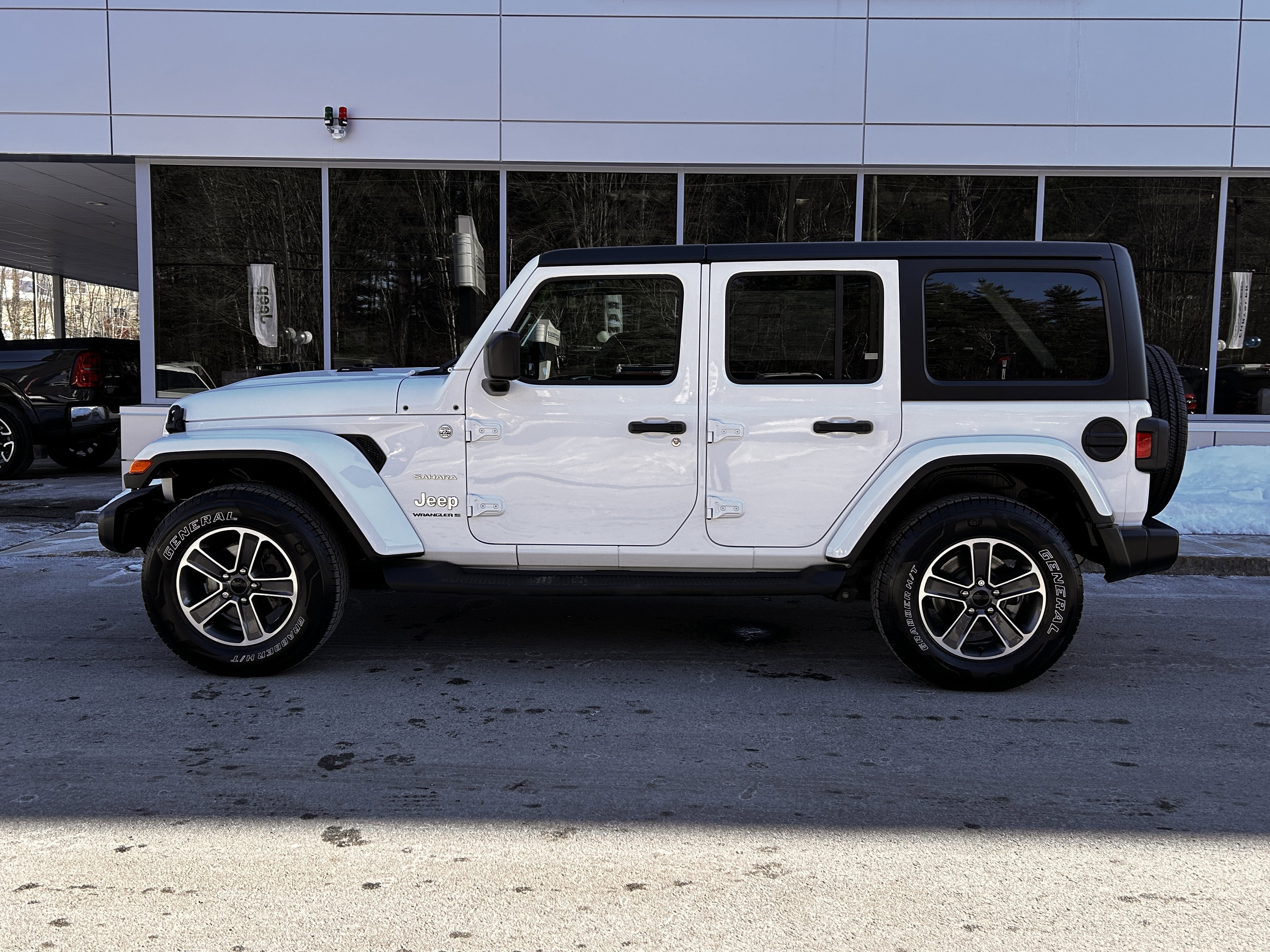 Used 2023 Jeep Wrangler Unlimited Sahara w/ Cold Weather Group AWD/4WD image 2