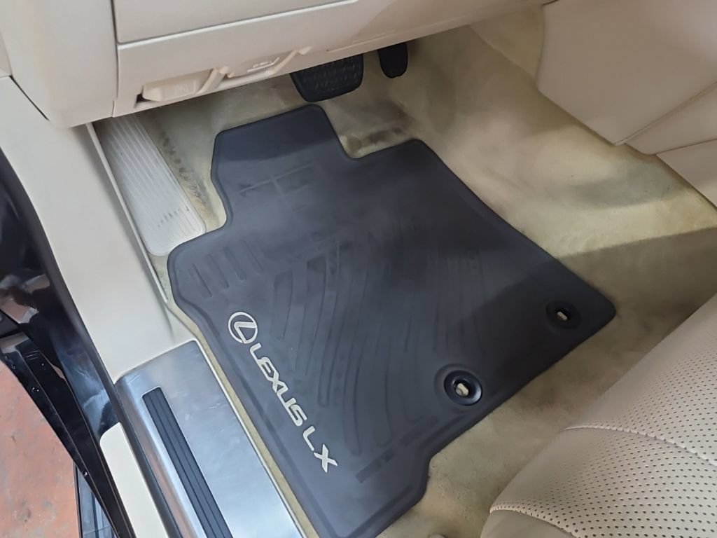 Used 2019 Lexus LX 570 4WD w/ Luxury Package image 29