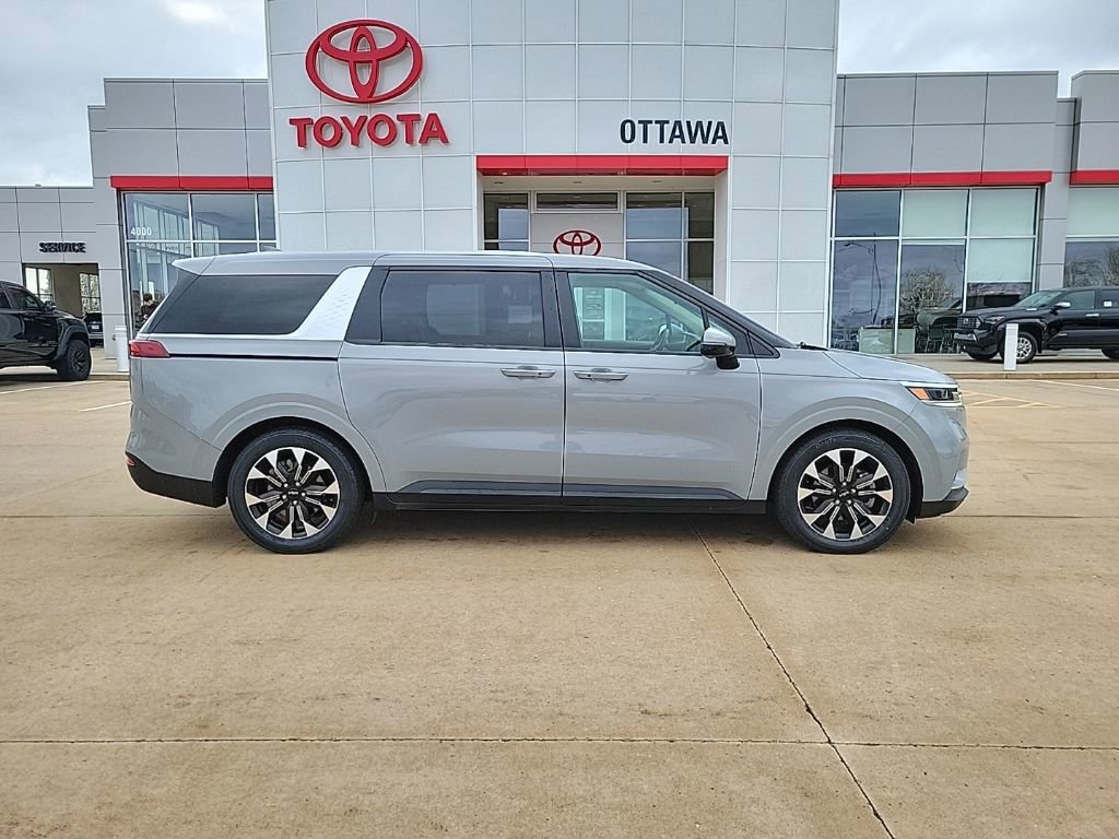 Used 2024 Kia Carnival EX image 4