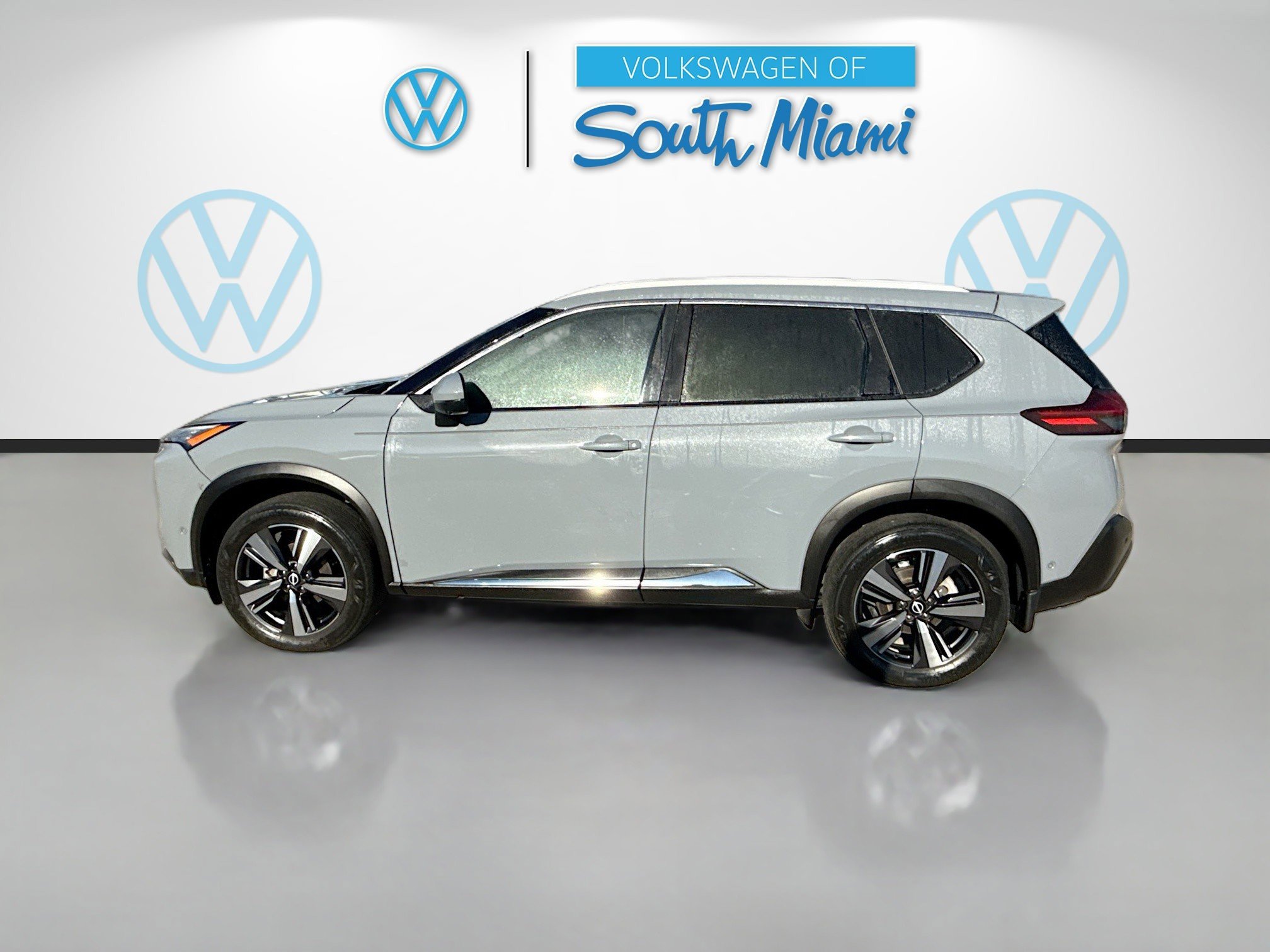 Used 2023 Nissan Rogue SL w/ SL Premium Package image 4