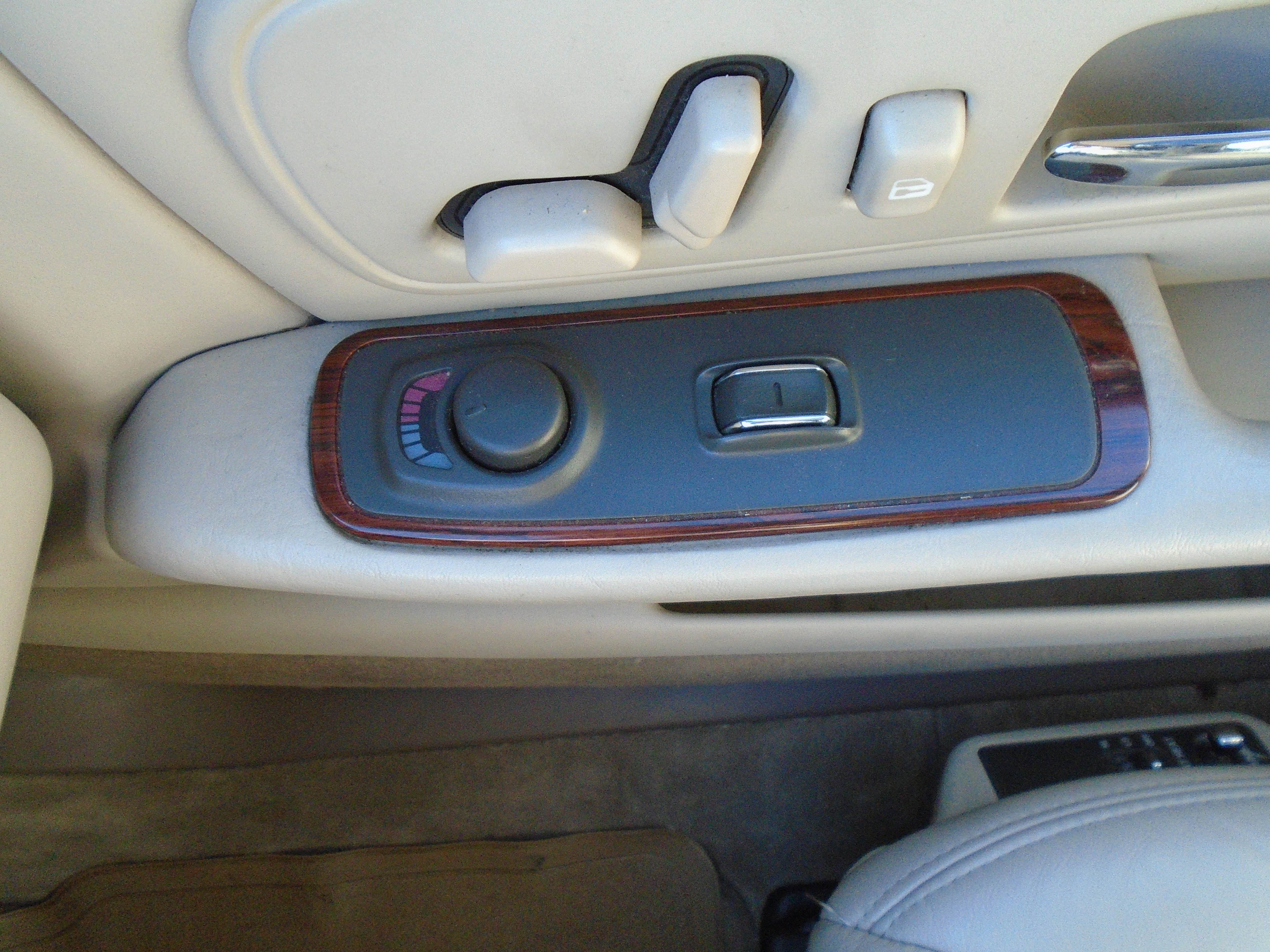 Used 1998 Cadillac De Ville FWD image 23