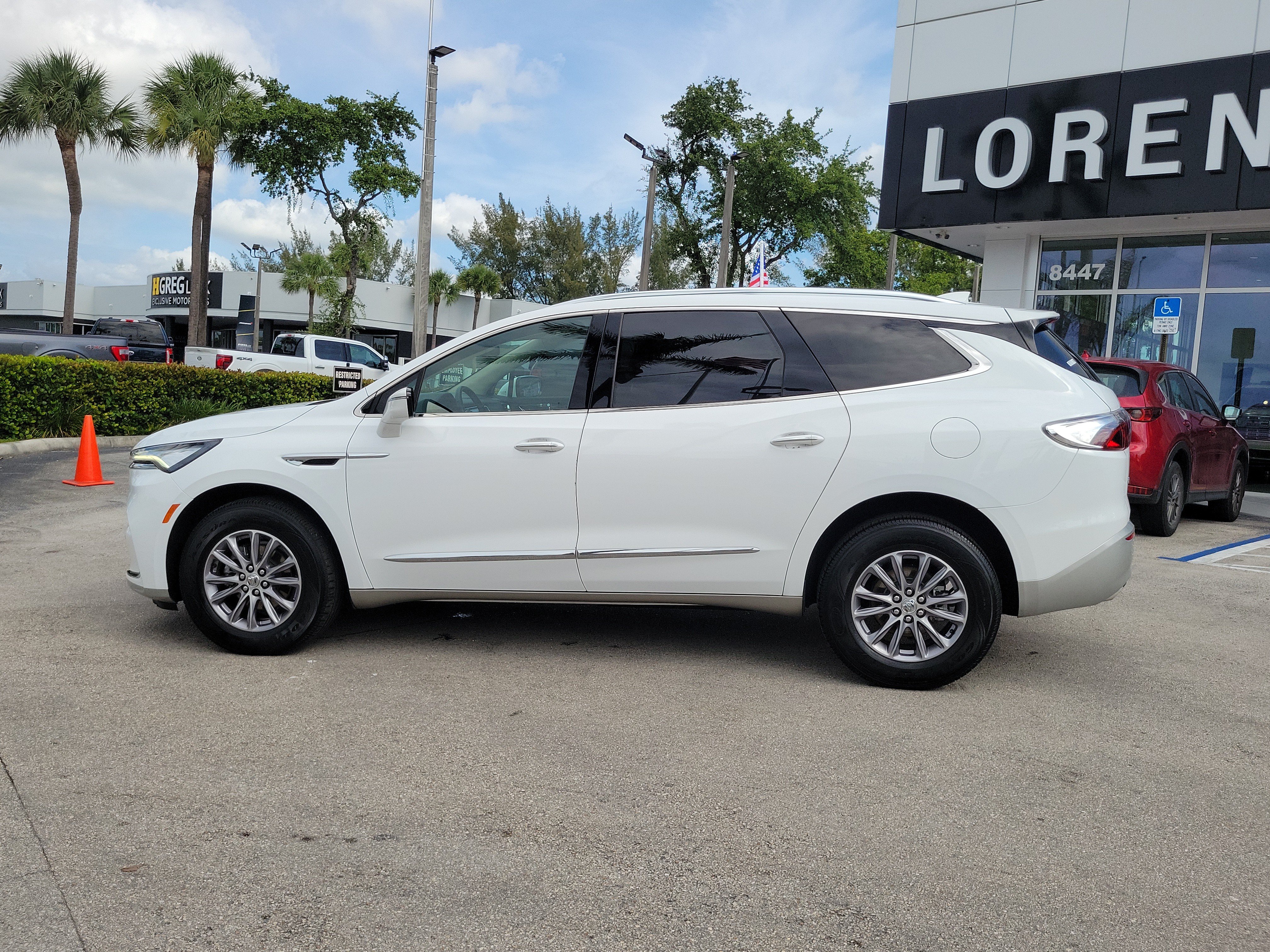 Used 2024 Buick Enclave Essence FWD image 8