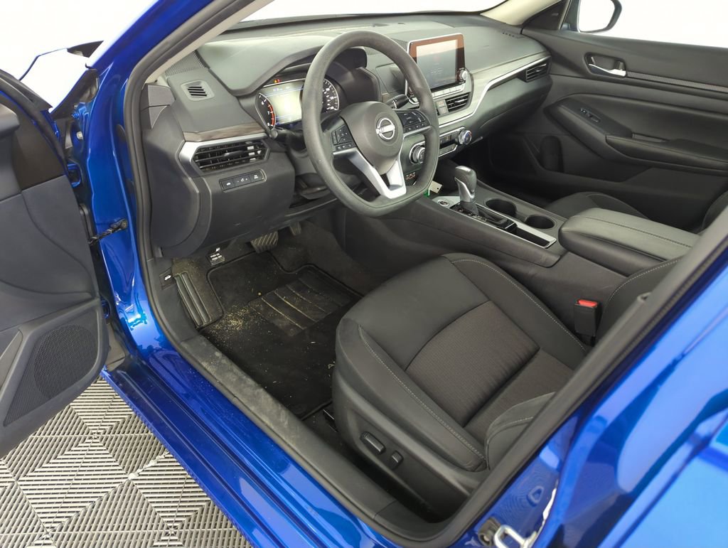 Used 2025 Nissan Altima 2.5 SV image 11