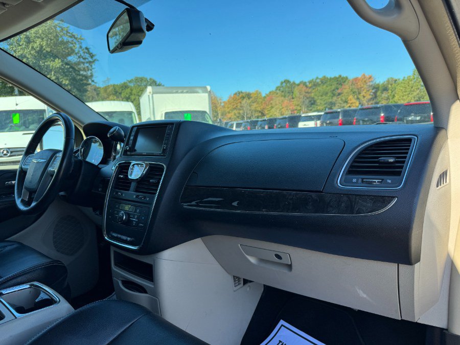 Used 2014 Chrysler Town & Country Touring FWD image 21