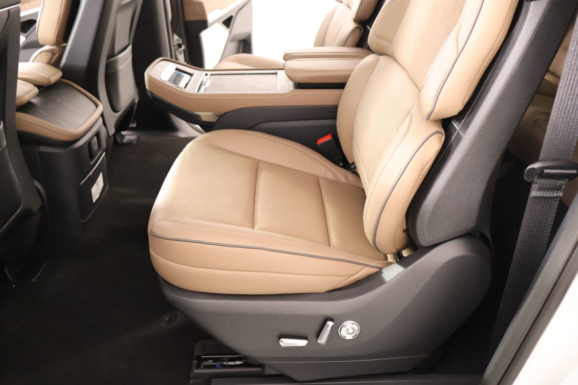 New 2026 Lincoln Navigator L Black Label AWD/4WD image 13