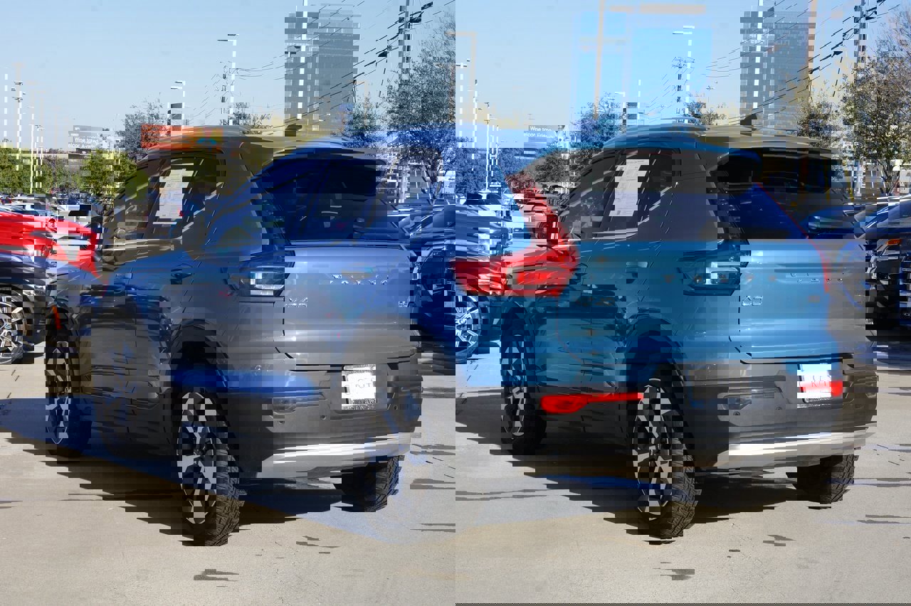 Certified 2025 Volvo XC40 B5 Plus image 5