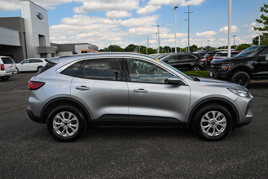 Used 2023 Ford Escape Active w/ Tech Pack #2 AWD/4WD image 3