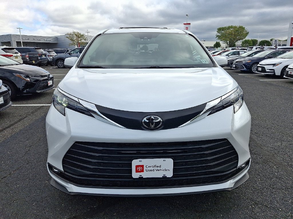 Certified 2026 Toyota Sienna XLE FWD image 2