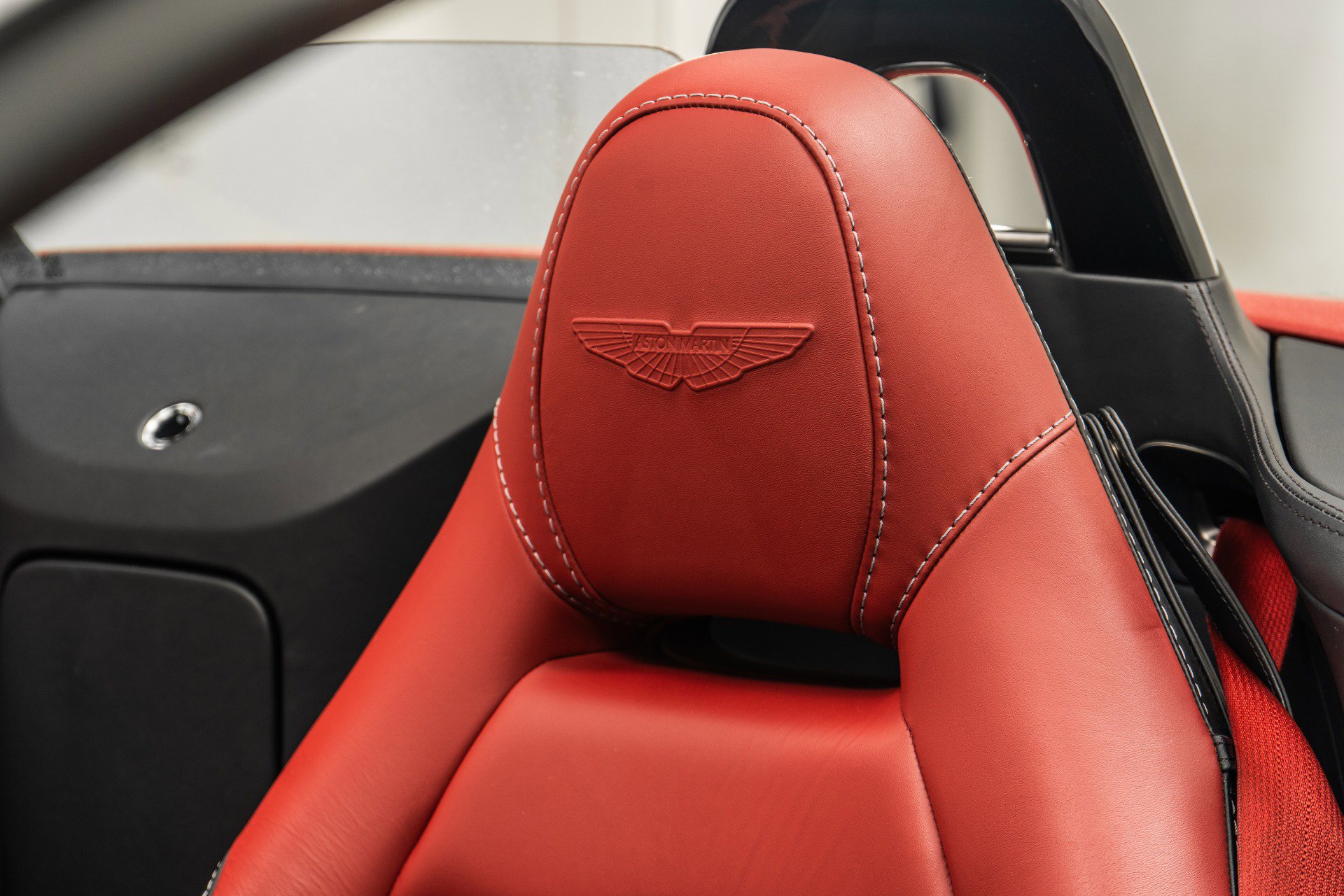 Used 2022 Aston Martin V8 Vantage Roadster image 26