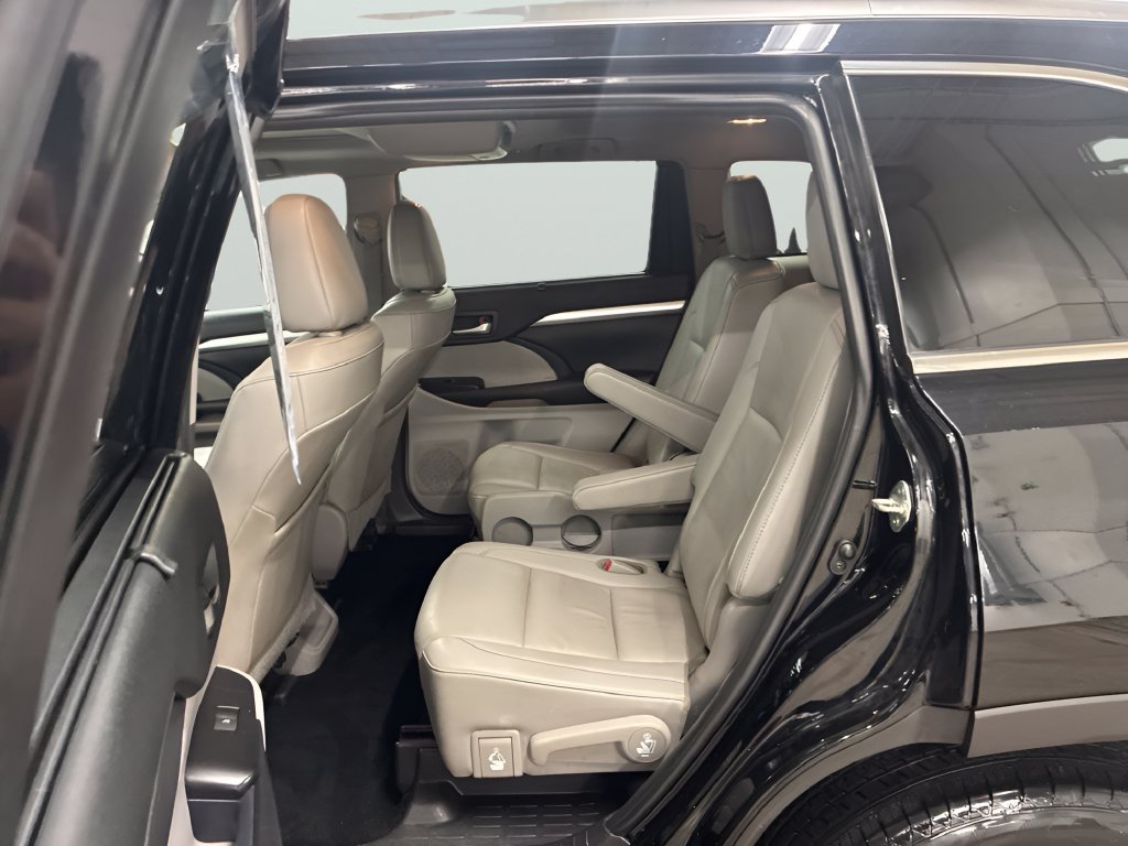 Used 2019 Toyota Highlander XLE AWD/4WD image 14