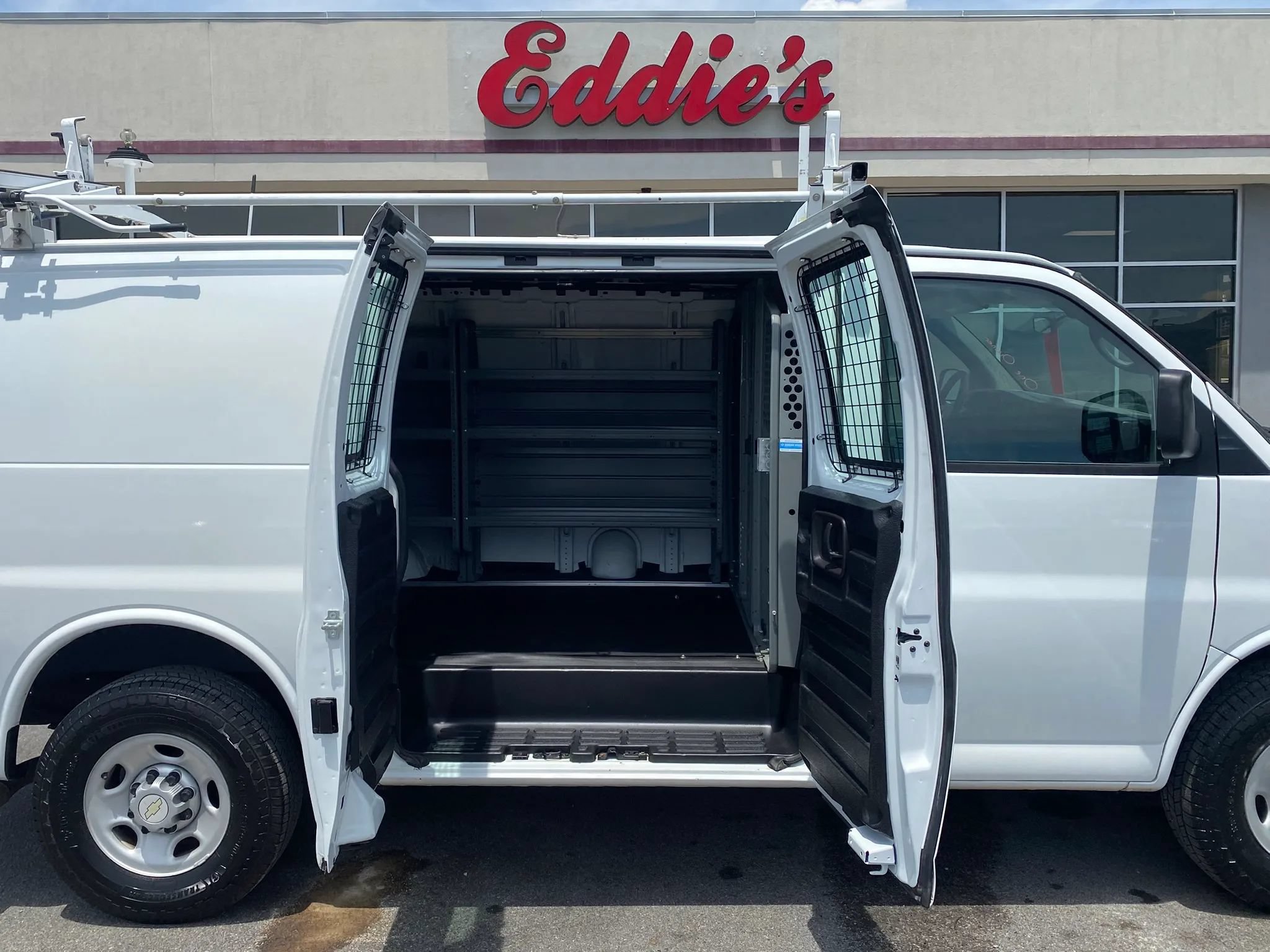 Used 2011 Chevrolet Express 2500 RWD image 18