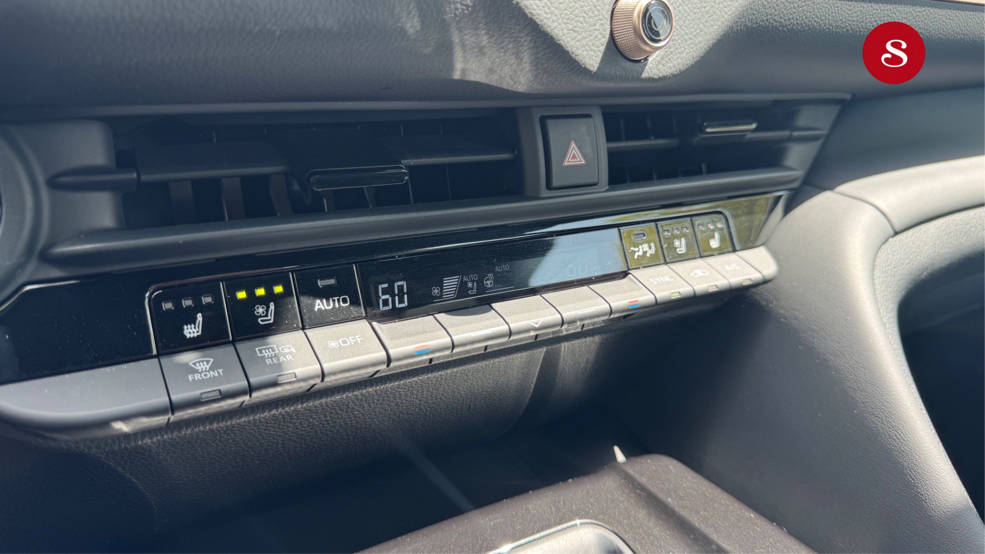 Used 2024 Toyota Crown Platinum AWD/4WD image 16