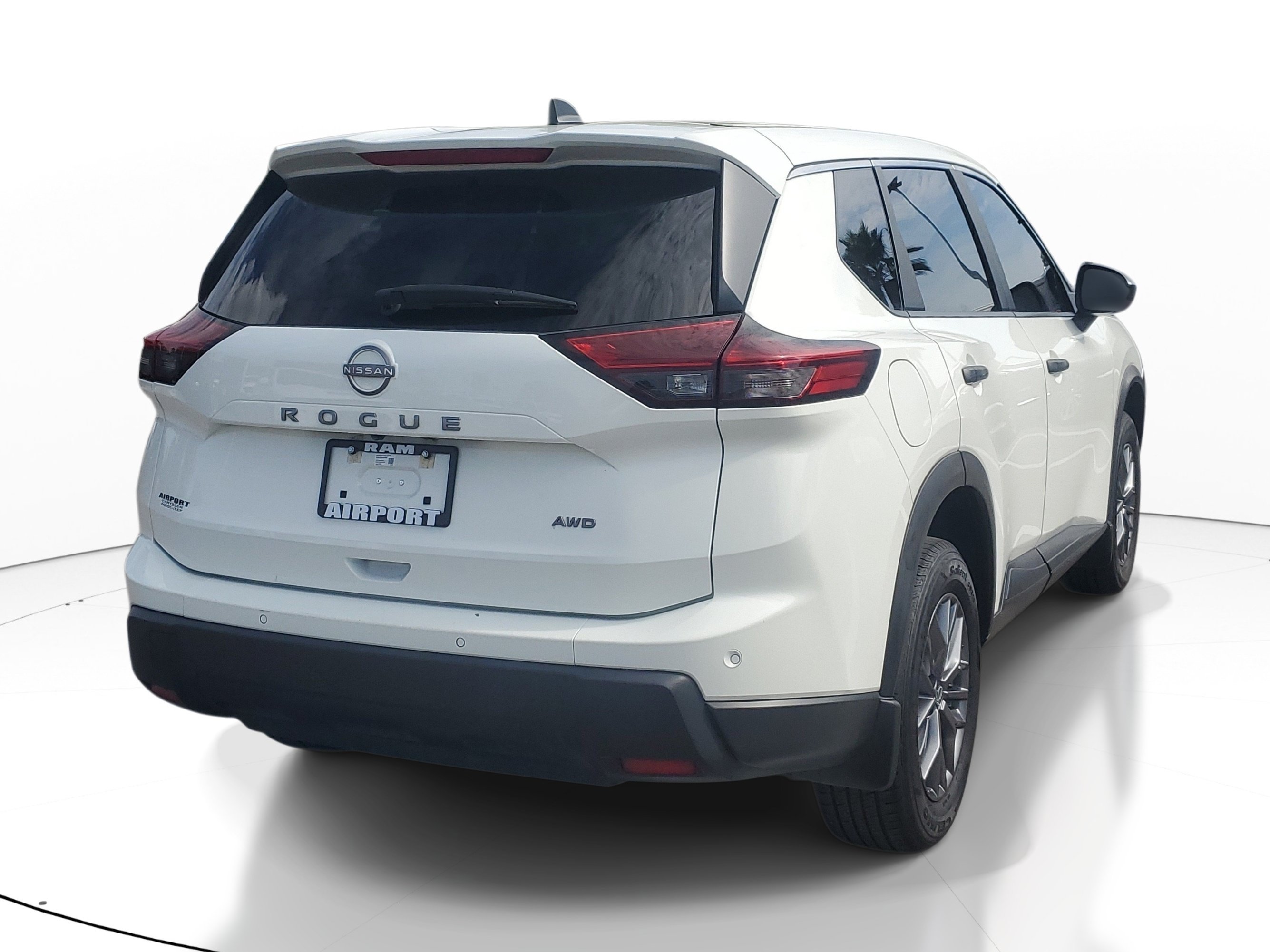 Used 2024 Nissan Rogue S AWD/4WD image 6