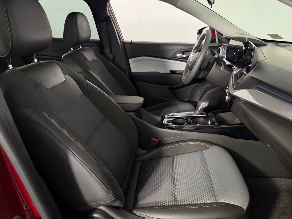 Used 2025 Chevrolet Trax LT image 29