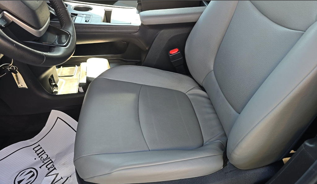 Used 2025 Toyota Sienna XLE FWD image 8