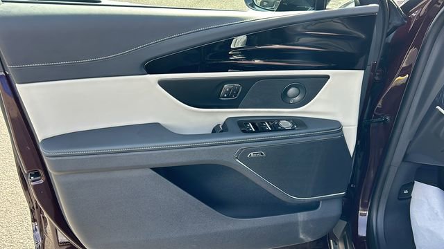 Used 2025 Lincoln Nautilus Reserve image 16