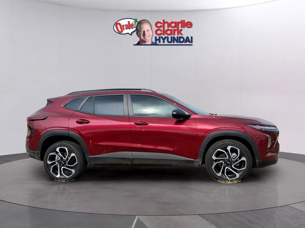 Used 2025 Chevrolet Trax RS w/ Sunroof Package FWD image 6