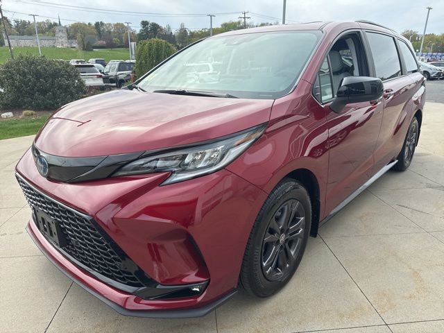 Used 2025 Toyota Sienna XSE w/ XSE Plus Package AWD/4WD image 3