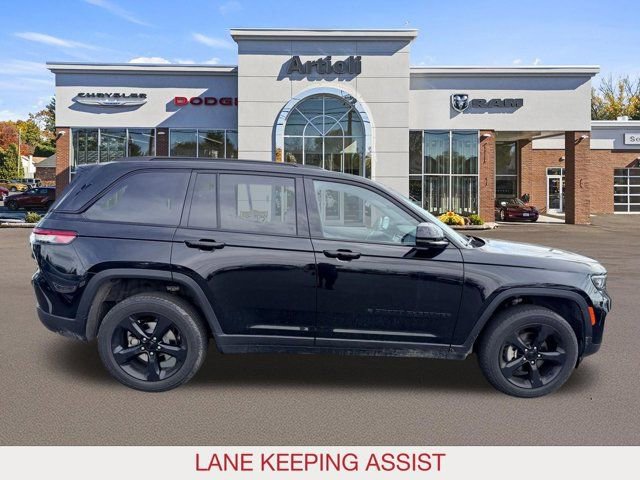 Used 2023 Jeep Grand Cherokee Altitude AWD/4WD image 7