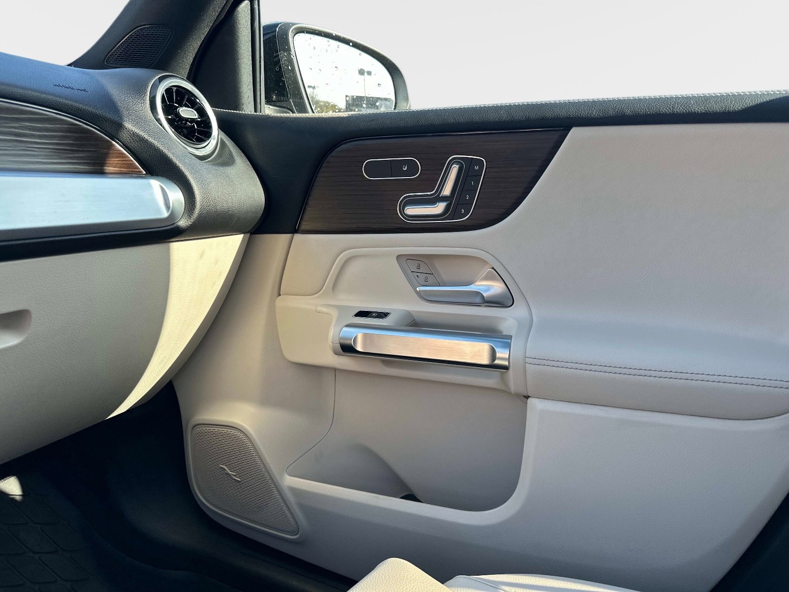 Used 2025 Mercedes-Benz GLB 250 image 20